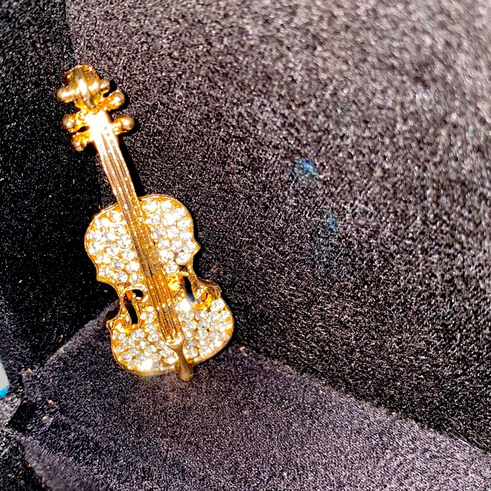 Violin brooch